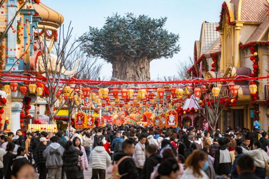 图为银基动物王国春节人流如织。景区供图 图为银基动物王国春节人流如织。景区供图