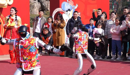 图为银基动物王国机器人拜年演出。景区供图 图为银基动物王国机器人拜年演出。景区供图