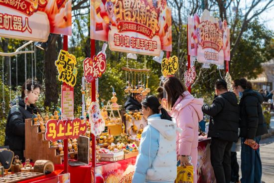 图为游客打卡非遗摊位。景区供图 图为游客打卡非遗摊位。景区供图