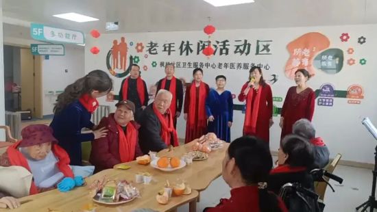 图为医护人员与老人互动。 图为医护人员与老人互动。