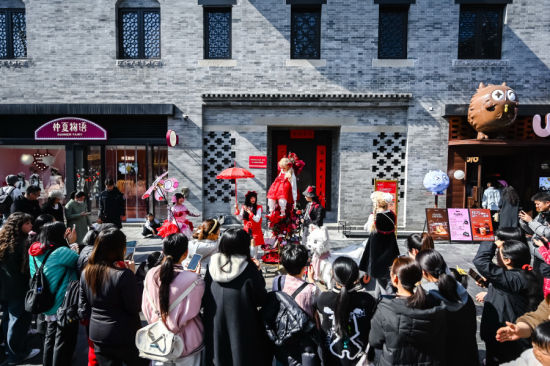 2月14日至15日,互动戏剧《玫瑰商店》在亳都·新象演出。 2月14日至15日,互动戏剧《玫瑰商店》在亳都·新象演出。