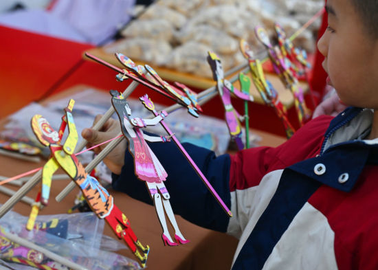 春节期间,郑州商城国家考古遗址公园内的非遗市集吸引了众多游客和市民前来观光消费。记者 周甬 摄 春节期间,郑州商城国家考古遗址公园内的非遗市集吸引了众多游客和市民前来观光消费。记者 周甬 摄