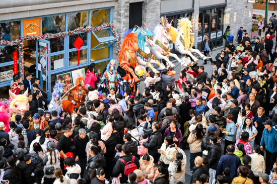 游客在亳都·新象观看“山海八骏”沉浸式巡游。 游客在亳都·新象观看“山海八骏”沉浸式巡游。