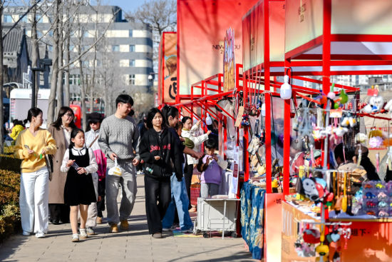 亳都·新象“踏福游垣·非遗市集”吸引众多游客驻足。 亳都·新象“踏福游垣·非遗市集”吸引众多游客驻足。