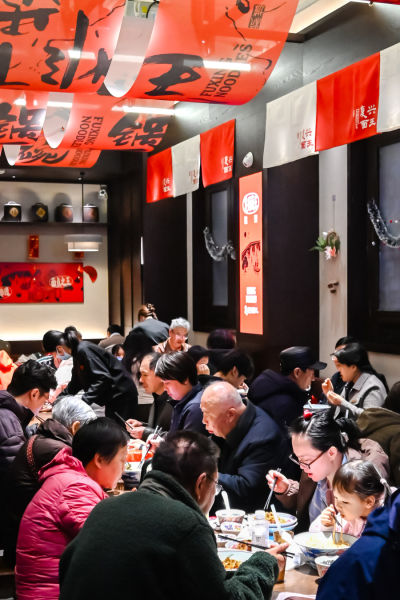 春节期间,亳都·新象复兴面王店内人气火爆。 春节期间,亳都·新象复兴面王店内人气火爆。