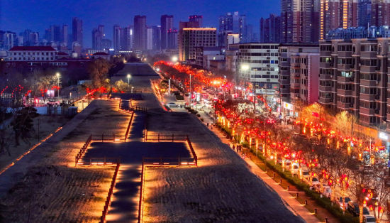 夜色降临,城南路的灯笼和花灯陆续点亮,古老的商都城墙下,年味正浓。记者 马健 摄 夜色降临,城南路的灯笼和花灯陆续点亮,古老的商都城墙下,年味正浓。记者 马健 摄