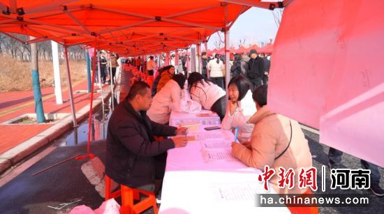 图为求职者正在与招聘负责人面对面交流。 图为求职者正在与招聘负责人面对面交流。