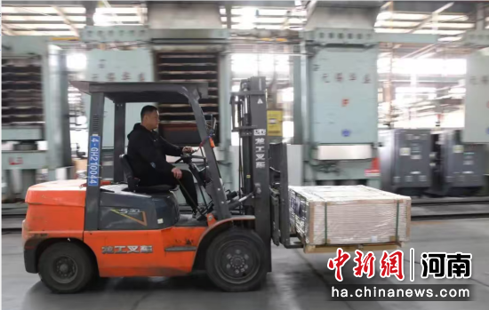 ͼΪ��ҵ�����ڳ���æµ��