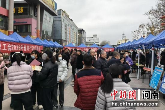 图为招聘会现场。李瑞芝 摄 图为招聘会现场。李瑞芝 摄