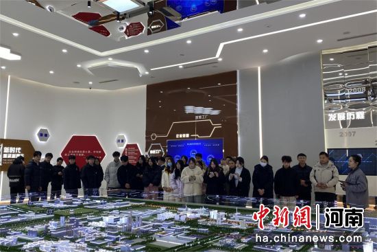 图为襄城学子在河南平煤神马首山碳材料有限公司展厅参观。 图为襄城学子在河南平煤神马首山碳材料有限公司展厅参观。