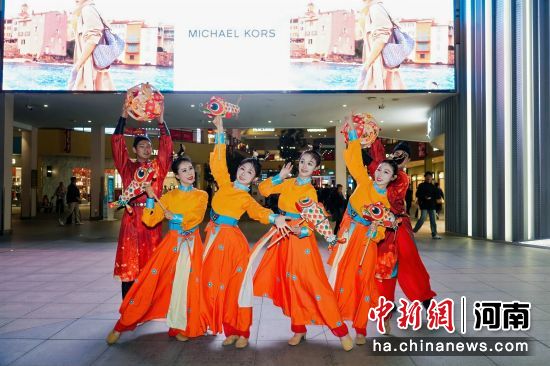 图为中牟新区商圈上演文化活动。 图为中牟新区商圈上演文化活动。