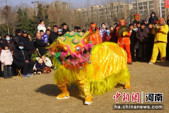 图为麒麟舞表演现场。 图为麒麟舞表演现场。