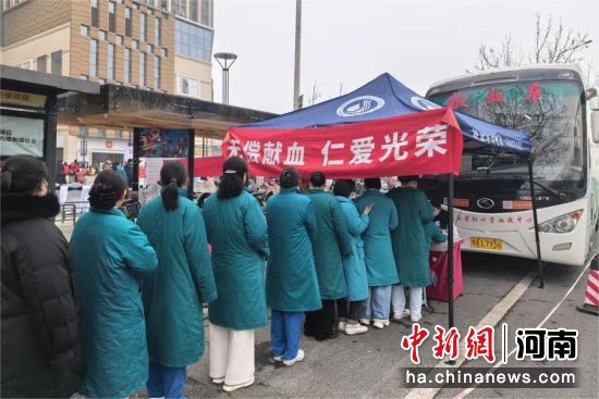 图为医护人员在献血车前排队献血。 图为医护人员在献血车前排队献血。
