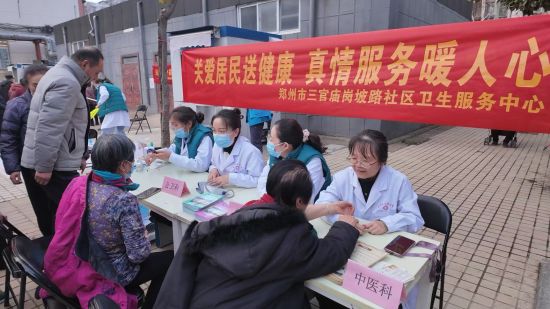 图为义诊现场。 图为义诊现场。