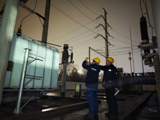 图为工作人员开展熄灯夜巡专项行动。 图为工作人员开展熄灯夜巡专项行动。