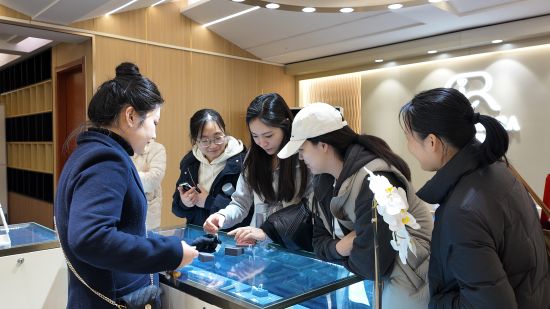 图为嘉宾在珠宝展厅参观。 图为嘉宾在珠宝展厅参观。