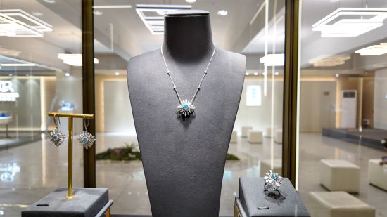 ͼΪ�Ȼ�鱦��ɫ�����������ʯ��