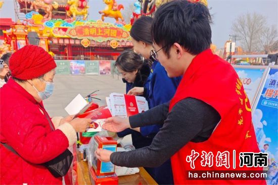 ͼΪ������ԱΪȺ�ڽ��⾰�����Ѹ�Ƶ���⡣