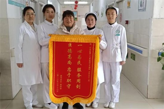 图为黄女士为老年病科护理团队赠送锦旗。 图为黄女士为老年病科护理团队赠送锦旗。