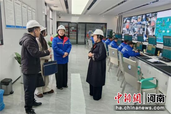 图为核查组成员在沟通了解企业诉求。 图为核查组成员在沟通了解企业诉求。