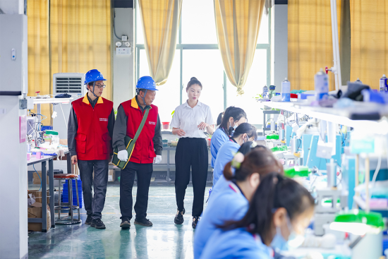 图为工作人员深入企业生产车间检查用电设备。 图为工作人员深入企业生产车间检查用电设备。