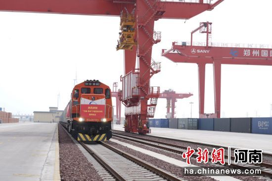 图为来自东盟的木薯淀粉专列驶入郑州国际陆港东作业区站台。王梦圆 摄 图为来自东盟的木薯淀粉专列驶入郑州国际陆港东作业区站台。王梦圆 摄