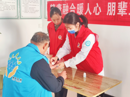 图为医护人员指导患者服药。 图为医护人员指导患者服药。