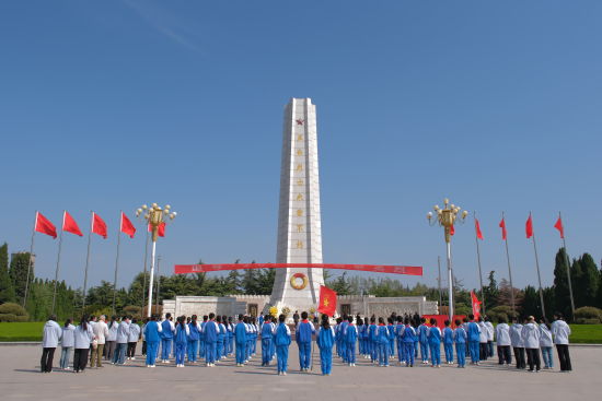 图为全体师生代表在烈士纪念碑前庄严肃立。开封市鼓楼区委宣传部供图 图为全体师生代表在烈士纪念碑前庄严肃立。开封市鼓楼区委宣传部供图