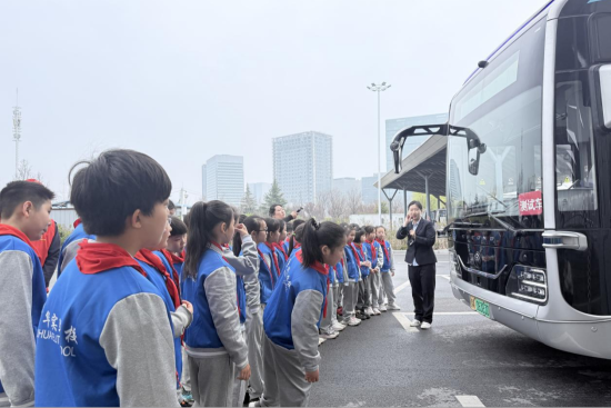 图为小学生聆听自动驾驶技术的相关知识。刘文华 摄 图为小学生聆听自动驾驶技术的相关知识。刘文华 摄