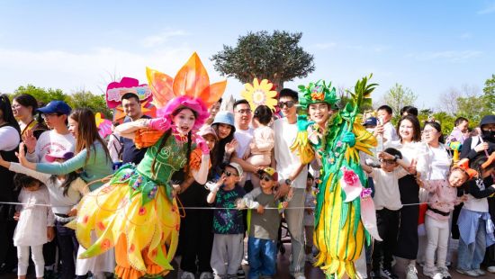 图为景区演员与亲子家庭合影。银基度假区供图 图为景区演员与亲子家庭合影。银基度假区供图