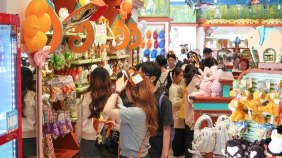 图为游客在选购文创产品。银基度假区供图 图为游客在选购文创产品。银基度假区供图