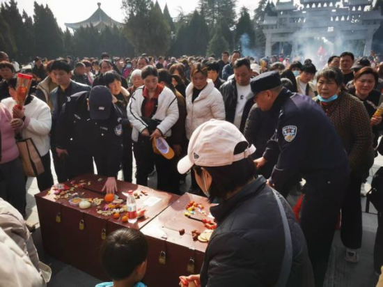 图为警力护航民众清明出行。陈宇彬 摄 图为警力护航民众清明出行。陈宇彬 摄