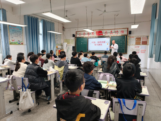 图为医护人员为学生讲解急救知识。 图为医护人员为学生讲解急救知识。