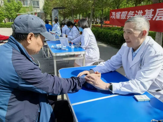 图为义诊现场。 图为义诊现场。