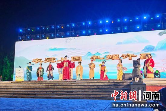 图为启动仪式现场。 图为启动仪式现场。