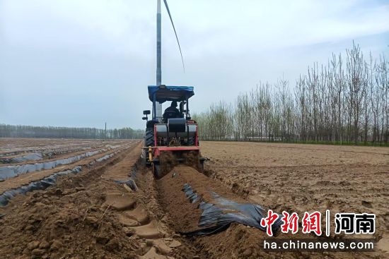 图为拖拉机在进行耕地作业。 图为拖拉机在进行耕地作业。