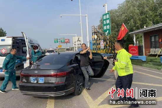 图为救援现场。平原新区东收费站供图 图为救援现场。平原新区东收费站供图