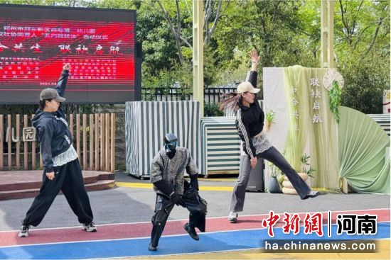 图为人机舞蹈现场。 图为人机舞蹈现场。