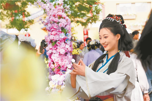 4月15日,游客在开封清明上河园景区“大宋簪花游园会”上游玩。本报全媒体记者 王铮 摄 4月15日,游客在开封清明上河园景区“大宋簪花游园会”上游玩。本报全媒体记者 王铮 摄