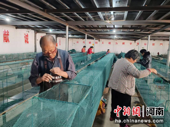 图为工人们生产加工渔网地笼。 图为工人们生产加工渔网地笼。