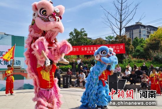 图为舞狮表演。 图为舞狮表演。