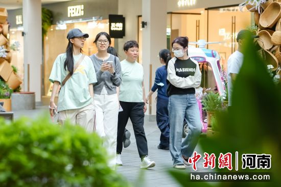 图为游客在中牟新区商圈游玩。 图为游客在中牟新区商圈游玩。