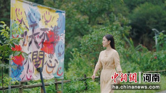 图为游客在云裳小筑赏景。 图为游客在云裳小筑赏景。
