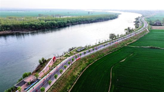 近日,洛阳市孟津区在黄河古都一号旅游公路白鹤段举办“2026孟津生态黄河长跑赛”活动。人们在体验运动快乐的同时,还能饱览黄河美景,感受美好春光。郑占波 马绍磊 摄 近日,洛阳市孟津区在黄河古都一号旅游公路白鹤段举办“2026孟津生态黄河长跑赛”活动。人们在体验运动快乐的同时,还能饱览黄河美景,感受美好春光。郑占波 马绍磊 摄