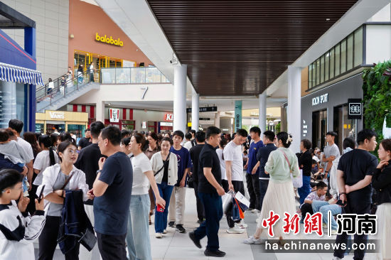 图为中牟新区商圈人气旺。中牟新区党工委供图 图为中牟新区商圈人气旺。中牟新区党工委供图