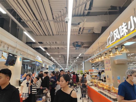 5月2日,商丘市睢阳区万达广场盒马鲜生熟食区人头攒动。 陈萌萌 摄 5月2日,商丘市睢阳区万达广场盒马鲜生熟食区人头攒动。 陈萌萌 摄