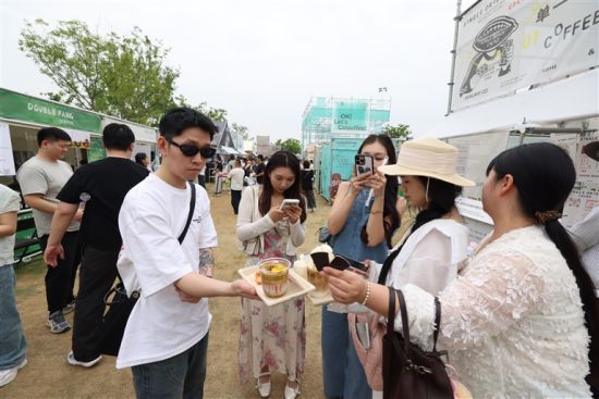 5月1日,第三届洛阳国际咖啡节上,游客正在打卡拍照。 本报全媒体记者 吉小平 摄 5月1日,第三届洛阳国际咖啡节上,游客正在打卡拍照。 本报全媒体记者 吉小平 摄