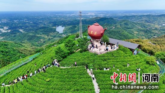图为西九华山景区游人如织。固始县委宣传部供图 图为西九华山景区游人如织。固始县委宣传部供图
