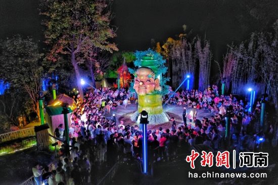 图为中原竹寨夜游灯光秀。固始县委宣传部供图 图为中原竹寨夜游灯光秀。固始县委宣传部供图