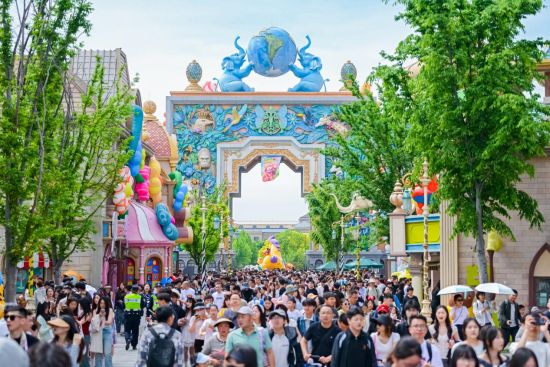 图为银基度假区人流如织。银基度假区供图 图为银基度假区人流如织。银基度假区供图